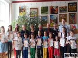 Młodzież nagrodzona przez strażaków