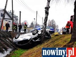 Czołowe zderzenie citroena i mazdy na Świerklańskiej