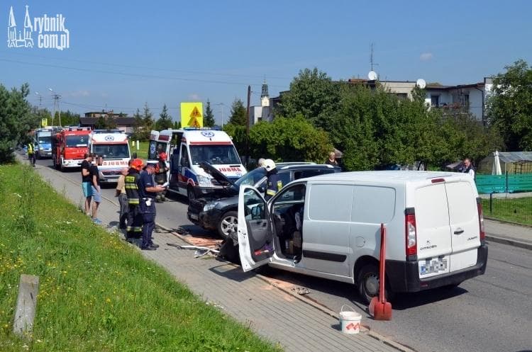 Groźna kolizja z udziałem 4 pojazdów. Policjanci zabrali prawo jazdy 73-latkowi